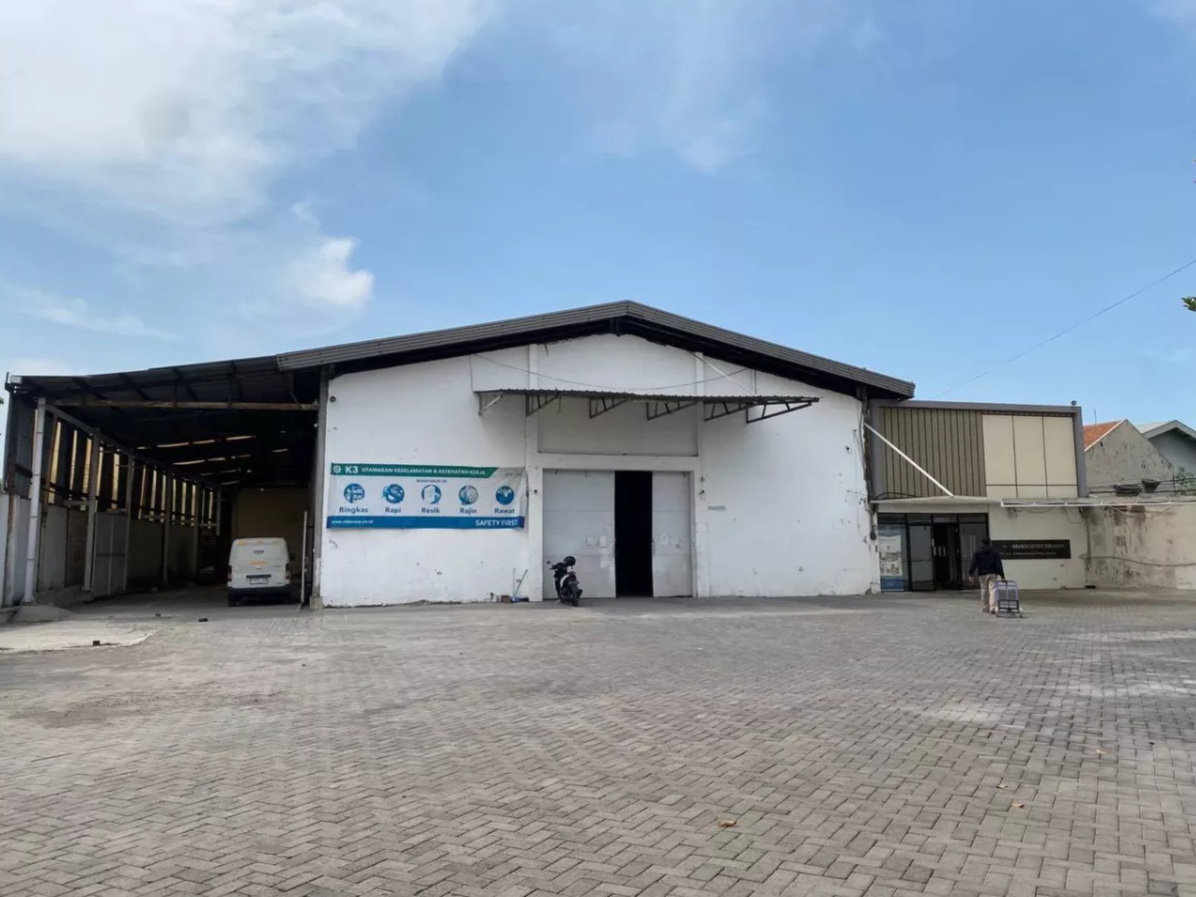 Gudang Raya Mastrip Karang Pilang Strategis Dekat Pintu Tol